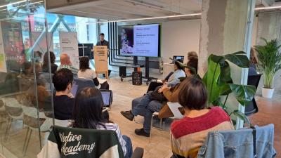 Hiro Shirado stands behind a podium while giving a CMUPortugal talk at ITI – Hub do Beato