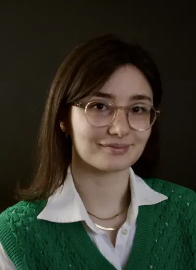 PhD Student Isadora Krsek in front of a dark wall