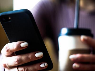 a hand holds a smartphone