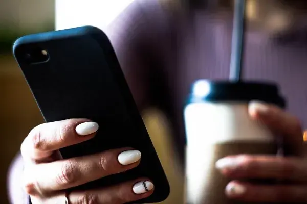 a hand holds a smartphone